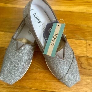NWT TOMS shoes